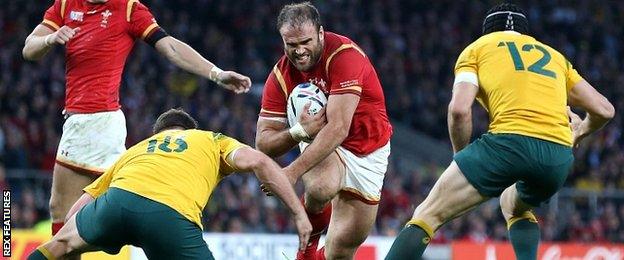 Jamie Roberts tries to get past two Australian tacklers