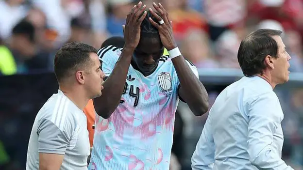 El centrocampista belga Onana, del Villa, sufre una rotura del ligamento cruzado anterior.