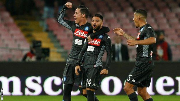 Lorenzo Insigne (centre)