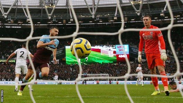 Robert Snodgrass (left)