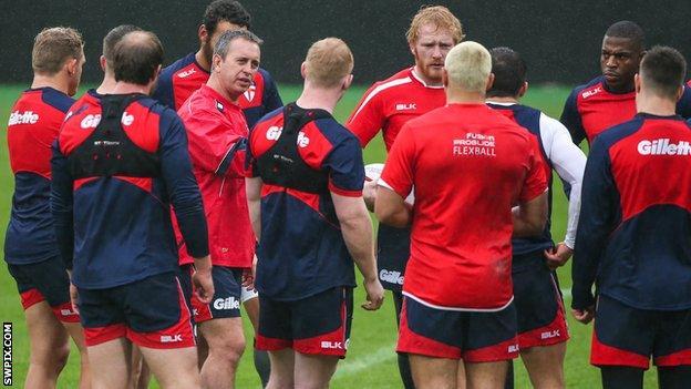 Steve McNamara talks to the England players