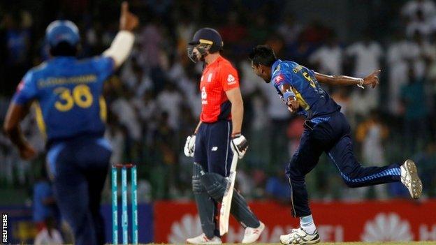 Sri Lanka celebrate Jos Buttler's wicket