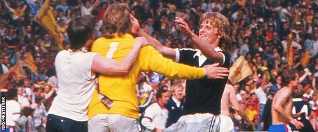 McQueen celebrates the 1977 success at Wembley with goalie Alan Rough