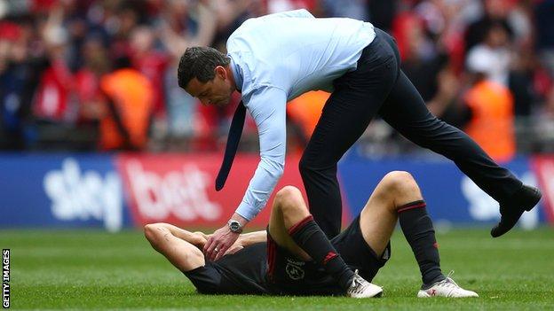 Jack Ross consoles a Sunderland player at Wembley