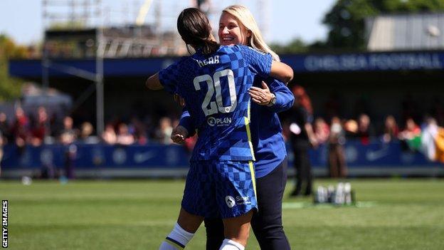 Sam Kerr celebrates with Emma Hayes