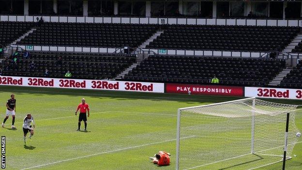 Wayne Rooney scores for Derby against Reading