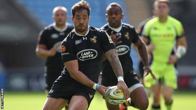 Danny Cipriani (centre)