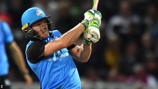 Ben Cox hits winning runs for Worcestershire