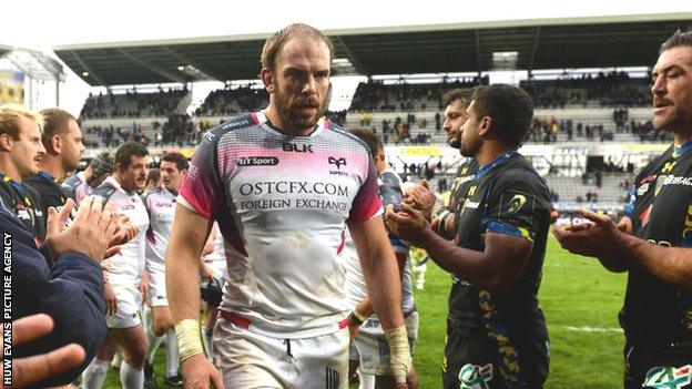 Alun Wyn Jones is applauded off the field by Clermont Auvergne players