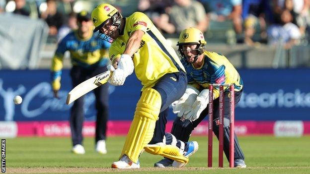 Hampshire batter Joe Weatherley extends contract to end of 2024