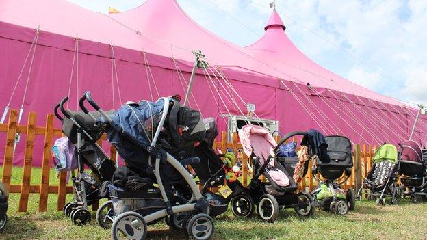 Roedd problem parcio yn y Pafiliwn adeg Sioe Mudiad Meithrin bore 'ma // There was a bit of a parking problem in the pavilion during Mudiad Meithrin's show this morning