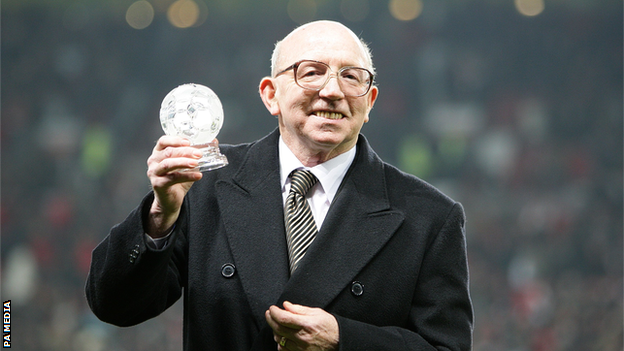 Nobby Stiles holding an award in 2008