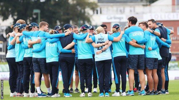 England team huddle