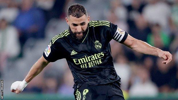 Karim Benzema scores for Real Madrid against Elche in La Liga