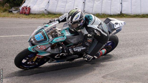 Dunlop on his Yamaha Supersport machine