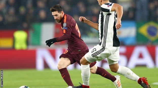 Lionel Messi runs with the ball.