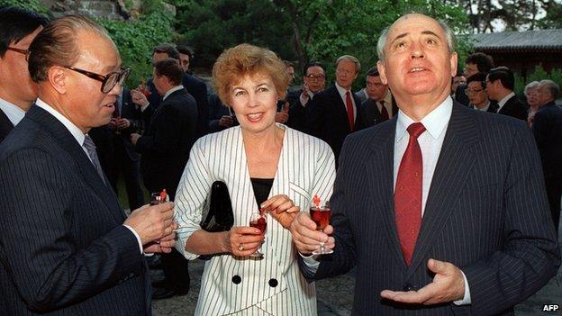 Soviet leader Mikhail Gorbachev (R) gestures as he talks to journalists 16 May 1989 in Beijing as Chinese Prime Minister and Chinese Communist Party's (CCP) general secretary Zhao Ziyang (L) and Raisa Gorbachev look on