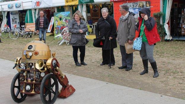 Doris y Dalek yn mwynhau ei Eisteddfod cyntaf // Doris the Dalek's enjoying her first Eisteddfod