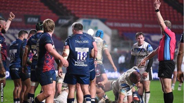 Referee Wayne Barnes had another busy night, dishing out two yellow cards and awarding a penalty try