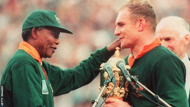 Nelson Mandela presents the Webb Ellis Cup to South Africa captain Francois Pienaar in 1995