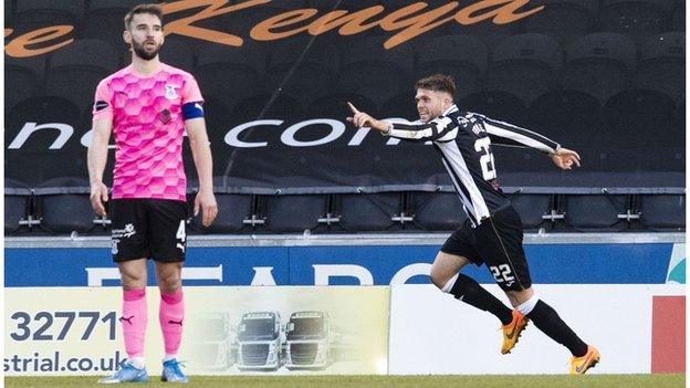 St Mirren's Marcus Fraser (R) celebrates making it 2-1