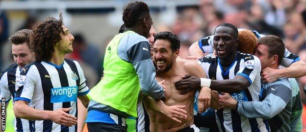 Newcastle United players celebrate with Jonas Gutierrez