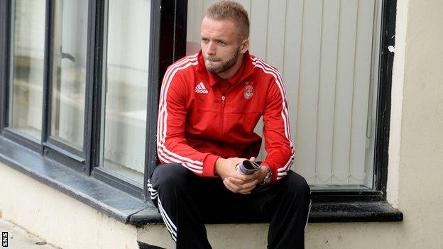 Ryan McLaughlin in Aberdeen training kit at Firhill