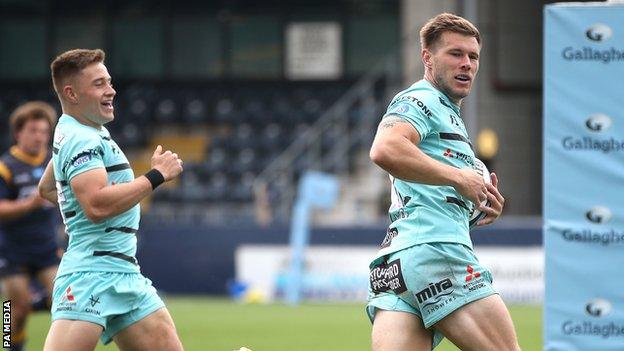 Jason Woodward (right) scores Gloucester's fifth try