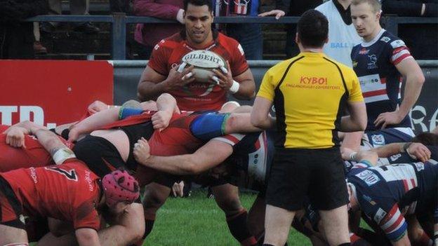 Sami Fisilau feeds a Jersey scrum