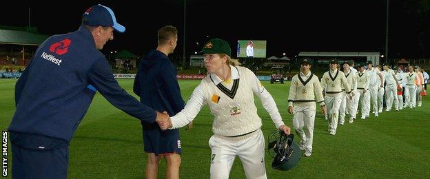 England coach Mark Robinson shakes hands with Australia vice-captain Alex Blackwell