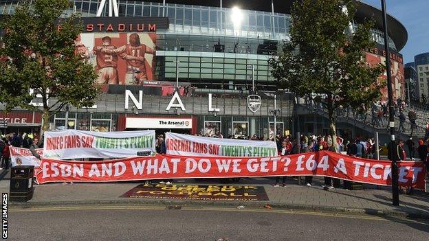 Arsenal and Manchester United fans united in protest on 4 October