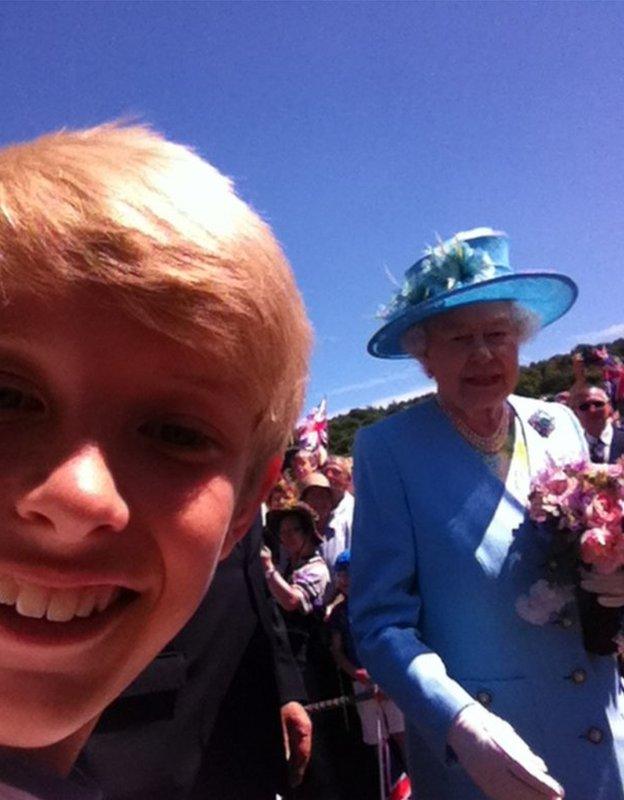 Selfie of a boy with the Queen