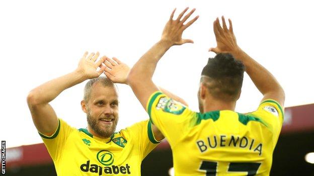 Teemu Pukki celebrates with Emiliano Buendia after scoring Norwich's third goal against Manchester City