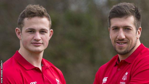 Hallam Amos and Justin Tipuric pose for the camera