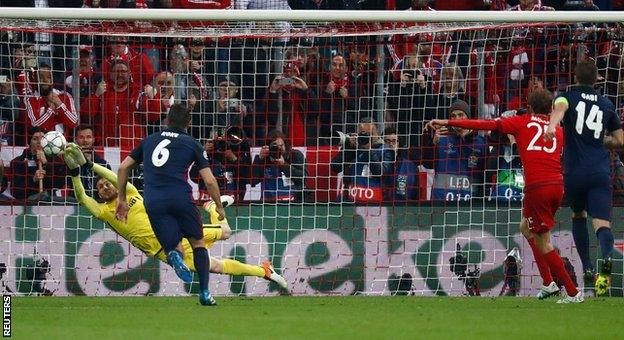 Thomas Muller misses Bayern penalty