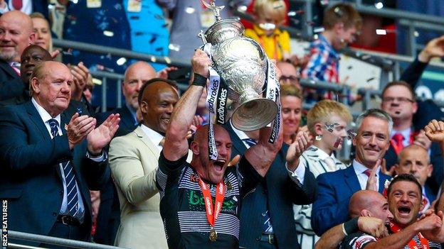 Gareth Ellis lifts the Challenge Cup in 2017