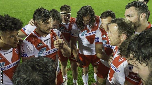 Jon Wilkin talks to the St Helens players in a team huddle