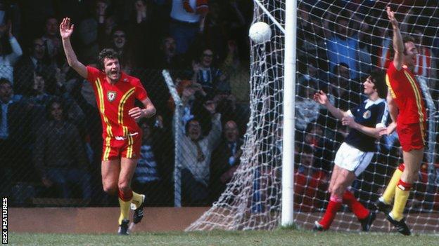 John Toshack (left) and Alan Curtis (right) celebrate a goal for Wales