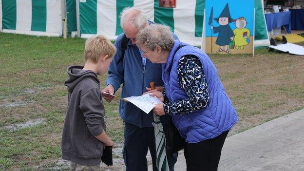 Yr hen a wyr, yr ifanc a dybia // Studying the map before heading off around the maes