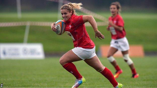 Elli Norkett playing Rugby Sevens