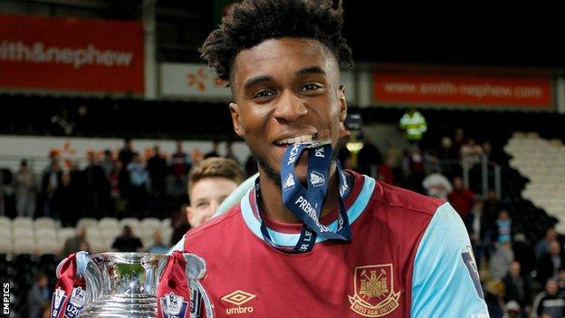 Moses Makasi celebrates with the Premier League U21 Cup in 2016