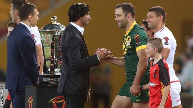 Cameron Smith shakes hands with Johnathan Thurston