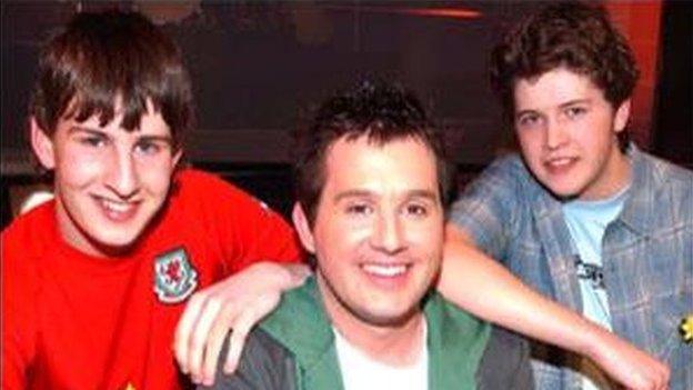 Rhydian Bowen Phillips a ganodd 'Mi Glywais' yn 2005 gyda'r cyfansoddwyr buddugol Guto Vaughan a Dafydd Jones o Blaenffos. Buddugoliaeth a ddechreuodd y dywediad: "May the Blaenffos be with you..."