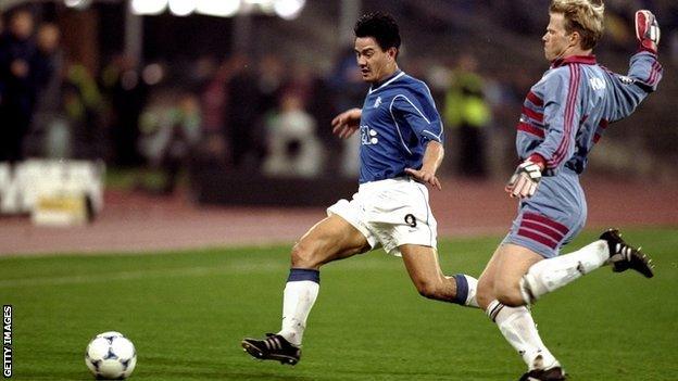 Michael Mols v Bayern Munich