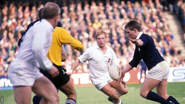 Scotland hosted England in the 1990 Calcutta Cup with both teams going for a Grand Slam