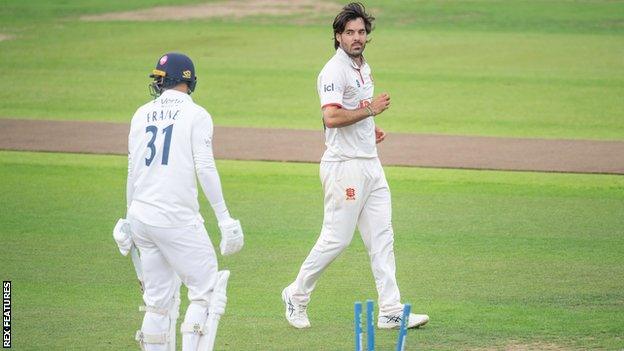 Shane Snater takes wicket