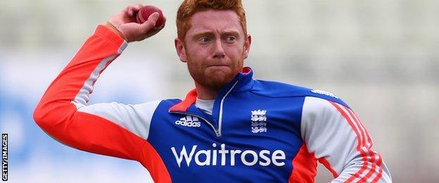 Jonny Bairstow throws in training