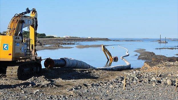 Digger stuck in undersea trench off Guernsey's east coast