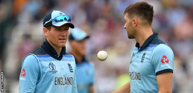 Eoin MOrgan speaks to Mark Wood