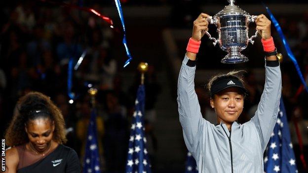 Naomi Osaka lifts the trophy